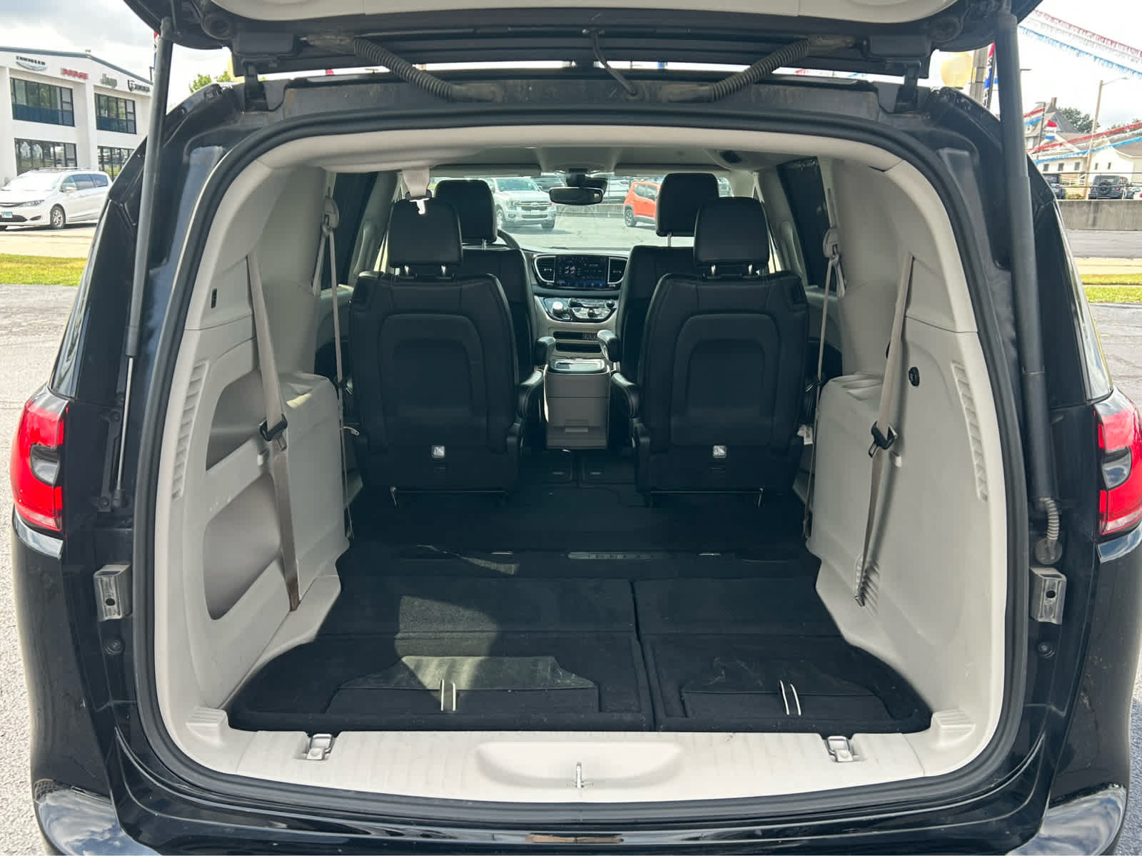 Used 2024 Chrysler Pacifica Touring-L FWD image 7