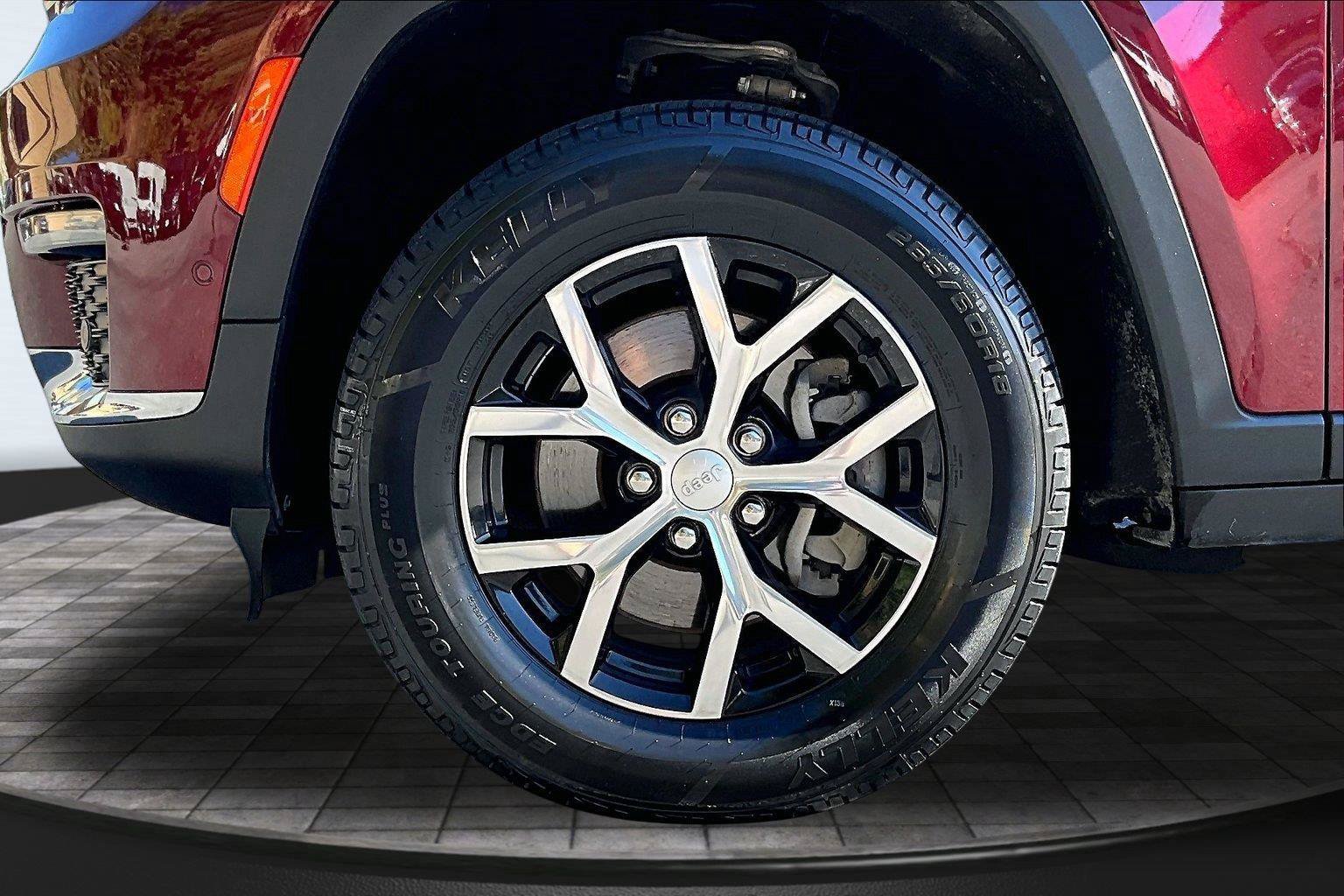 Used 2023 Jeep Grand Cherokee L Limited w/ Luxury Tech Group II AWD/4WD image 9