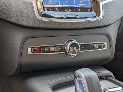 Certified 2025 Volvo XC90 B5 Core image 18