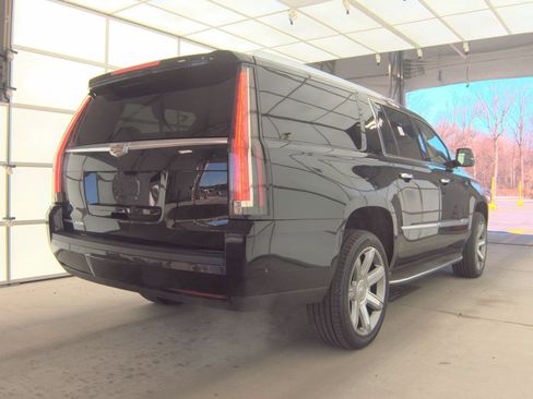Used 2017 Cadillac Escalade ESV Luxury image 4