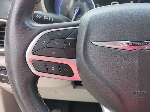 Used 2023 Chrysler Pacifica Touring-L FWD image 18