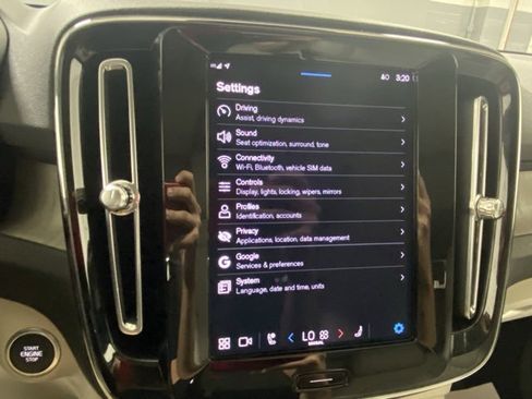 Certified 2024 Volvo XC40 B5 Ultimate w/ Protection Package Premier image 23