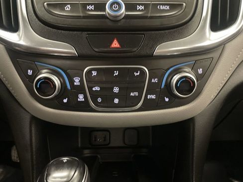 Used 2018 Chevrolet Equinox Premier FWD image 10