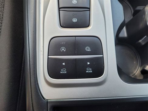 Used 2021 Ford Explorer XLT image 24