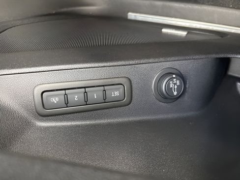 Used 2023 Chevrolet Equinox Premier AWD/4WD image 25