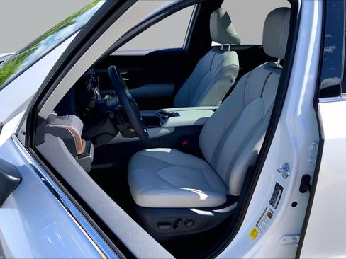 Used 2026 Toyota Grand Highlander AWD Hybrid image 8