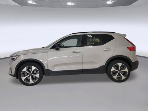 Used 2024 Volvo XC40 B5 Core AWD/4WD image 2