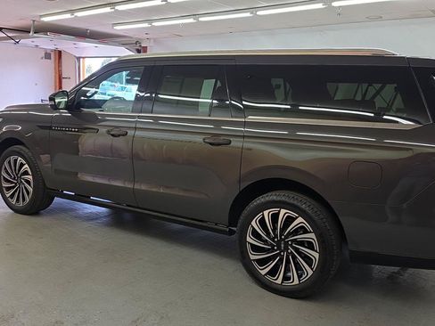 Used 2025 Lincoln Navigator L Black Label AWD/4WD image 3