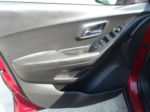 Used 2019 Chevrolet Trax LT w/ LPO, Protection Package FWD image 18