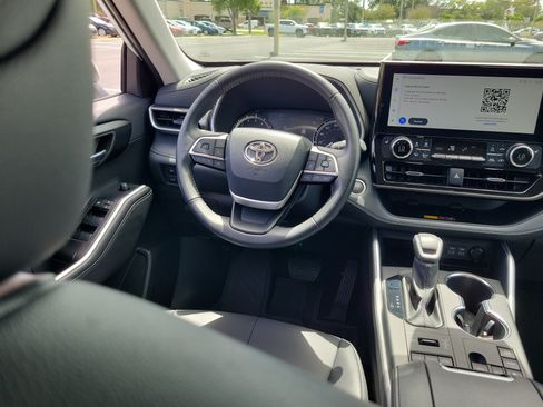 Used 2025 Toyota Highlander XLE AWD/4WD image 16