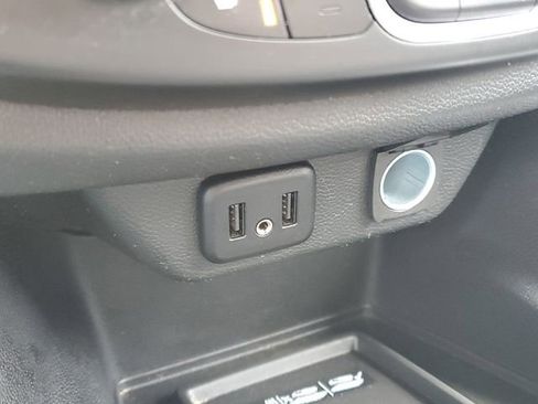 Used 2022 Chevrolet Traverse LT image 25