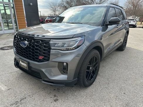 Used 2025 Ford Explorer ST image 2