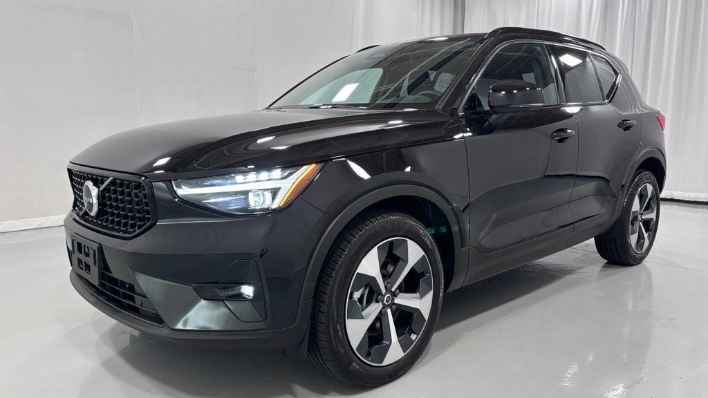 Certified 2026 Volvo XC40 B5 Plus AWD/4WD image 1