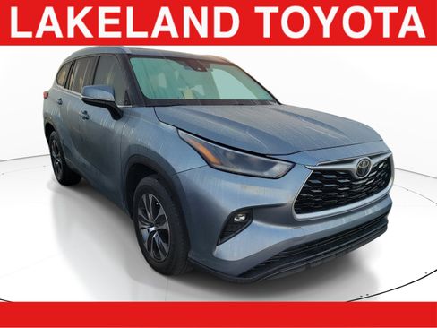 Used 2021 Toyota Highlander XLE FWD image 1