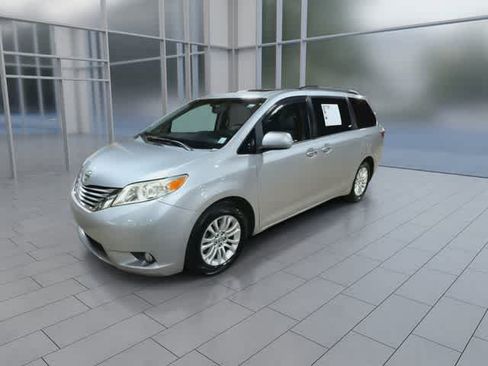 Used 2015 Toyota Sienna XLE w/ XLE Navigation Package FWD image 4
