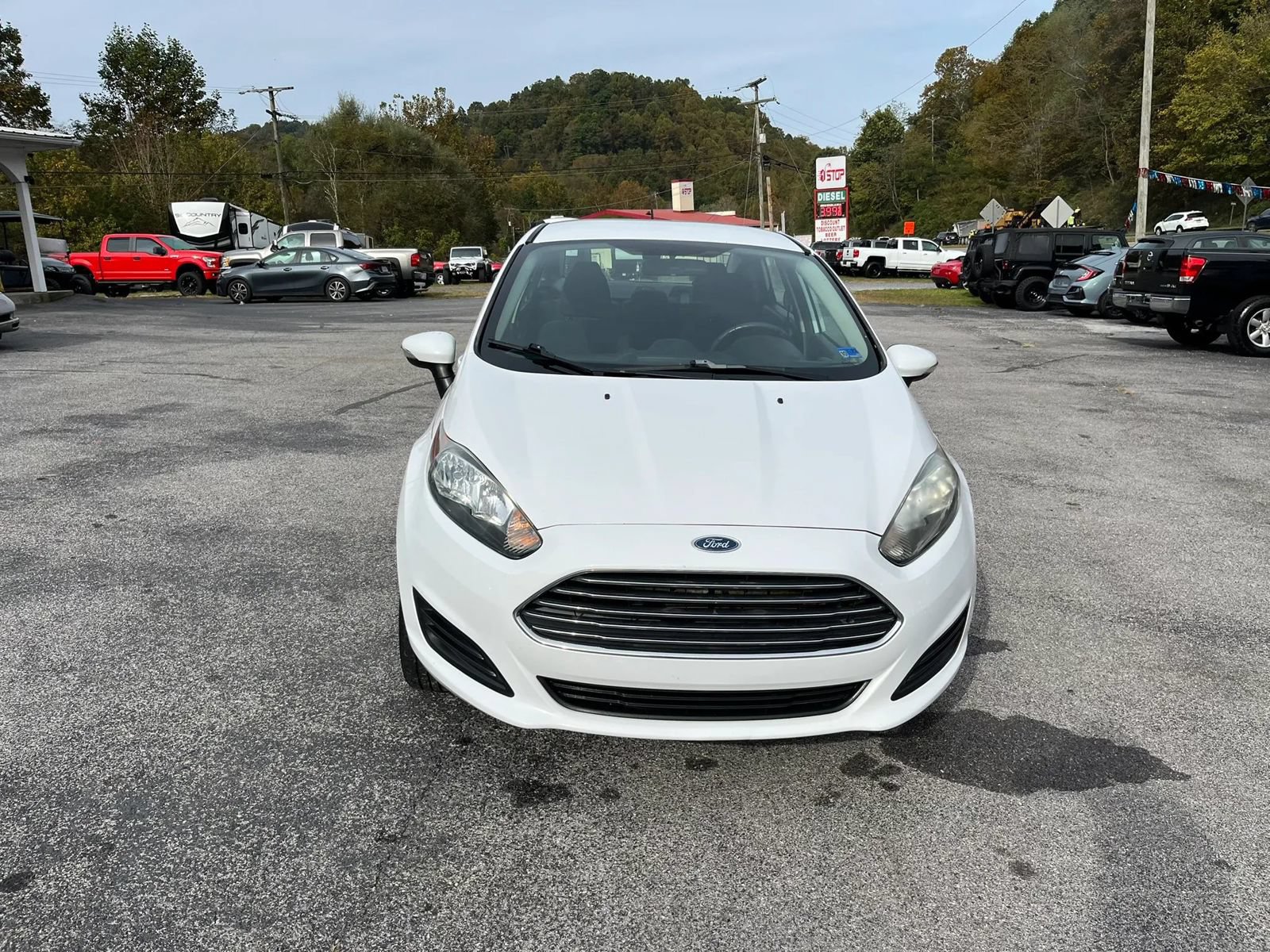 Used 2015 Ford Fiesta SE FWD image 2
