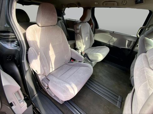 Used 2018 Toyota Sienna LE FWD image 19