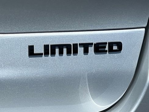Used 2023 Jeep Grand Cherokee L Limited w/ Black Appearance Package AWD/4WD image 11