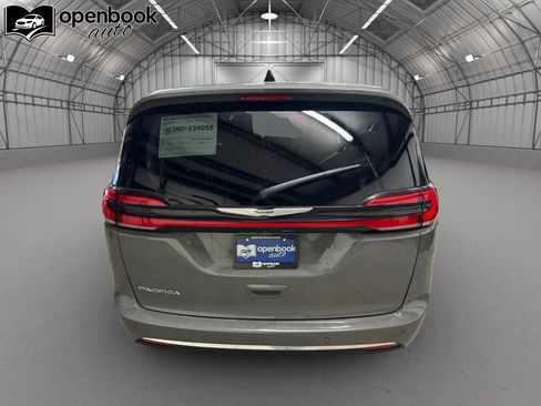 Used 2023 Chrysler Pacifica Touring-L FWD image 6