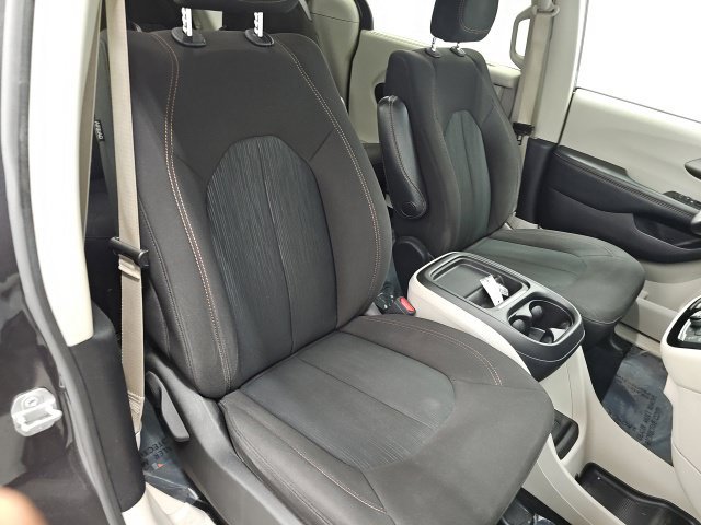 Used 2020 Chrysler Pacifica Touring w/ Cold Weather Group FWD image 38