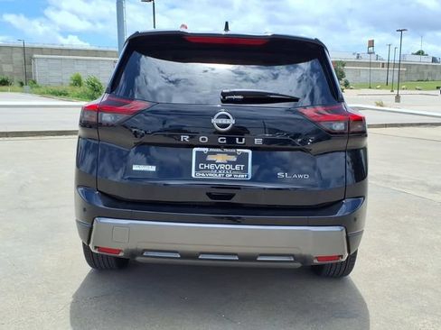 Used 2025 Nissan Rogue SL AWD/4WD image 6