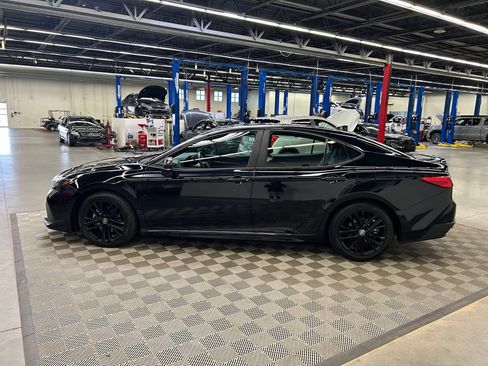 Used 2025 Toyota Camry SE FWD image 8