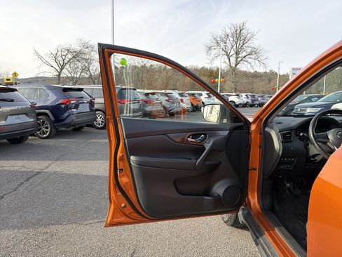 Certified 2019 Nissan Rogue SV image 10