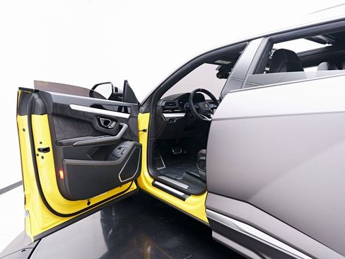 Used 2021 Lamborghini Urus image 35