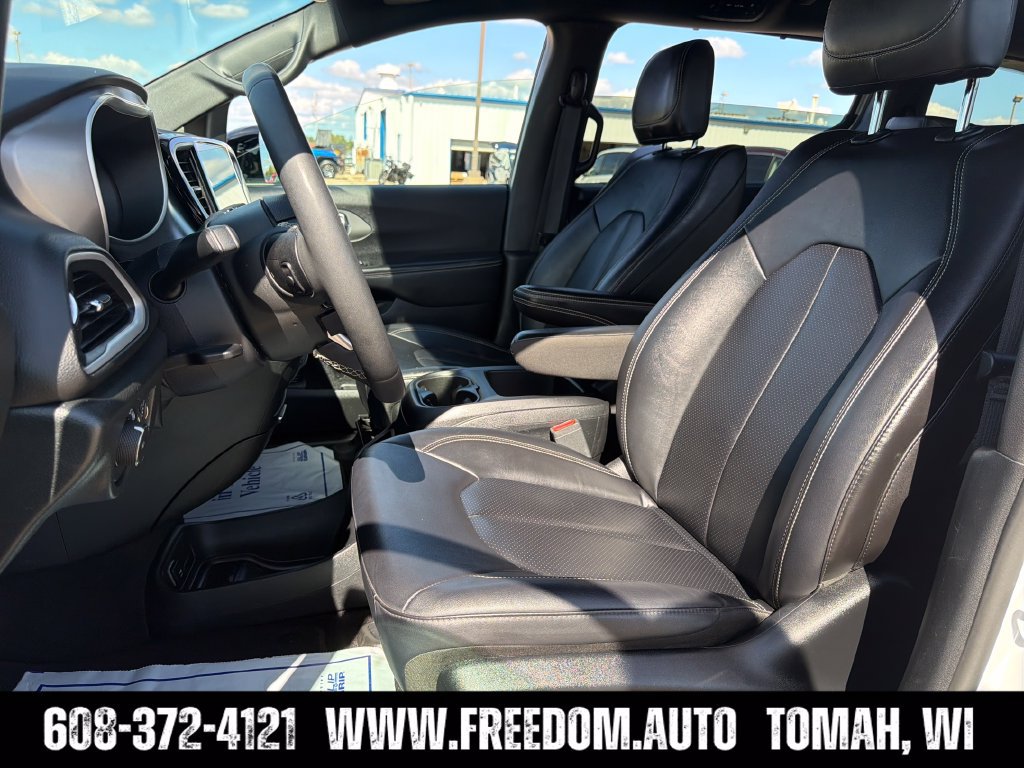 Used 2025 Chrysler Pacifica Select FWD image 24