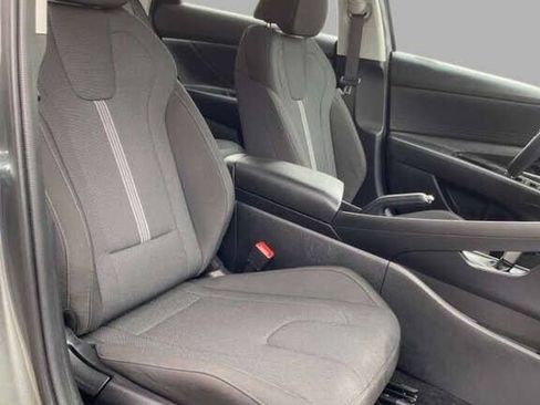 Used 2025 Hyundai Elantra SE image 29