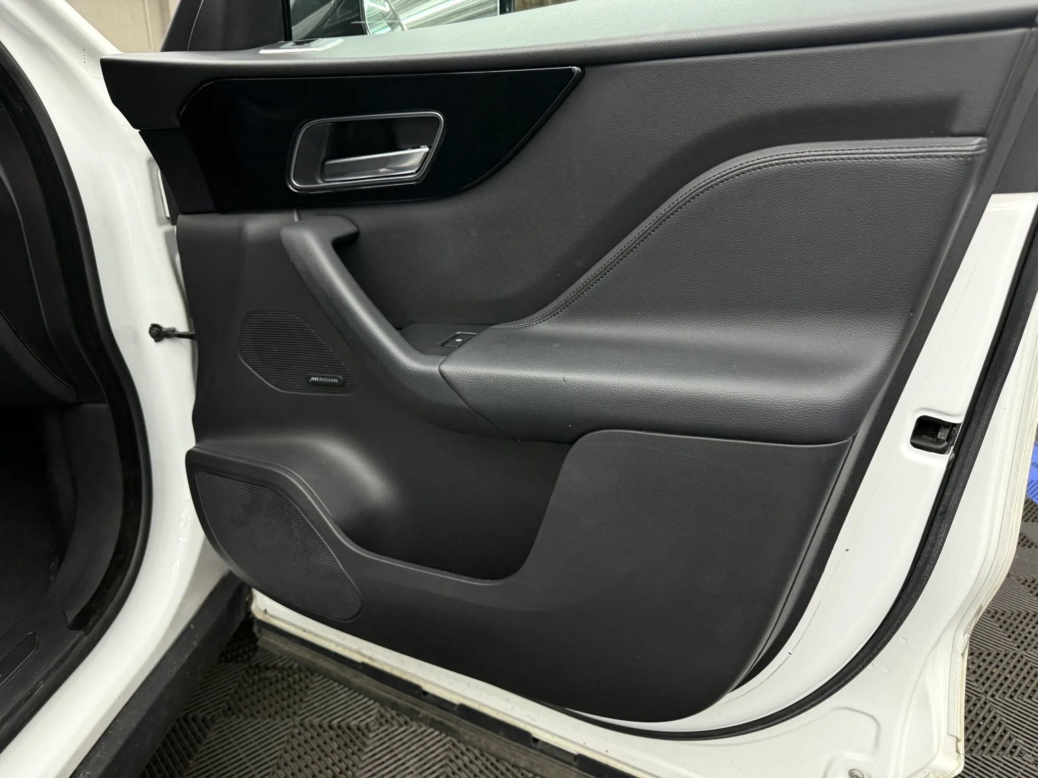 Used 2018 Jaguar F-PACE Premium AWD/4WD image 5