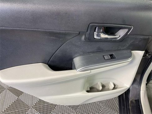 Used 2013 Toyota Camry LE image 25