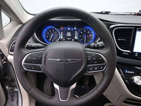 Used 2024 Chrysler Pacifica Touring-L image 23