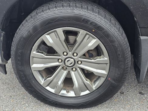 Used 2017 Nissan Titan SV AWD/4WD image 9