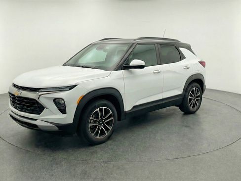 Used 2025 Chevrolet TrailBlazer LT image 3