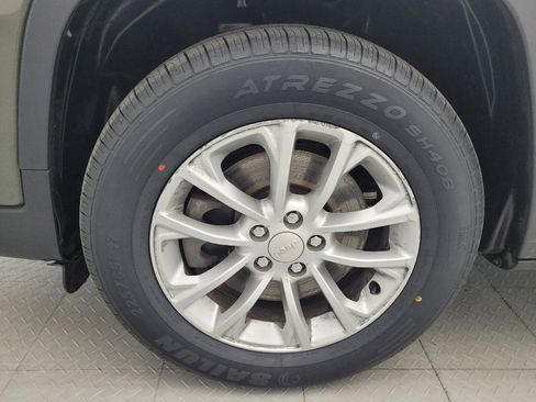 Used 2019 Jeep Cherokee Latitude w/ Popular Appearance Group AWD/4WD image 31