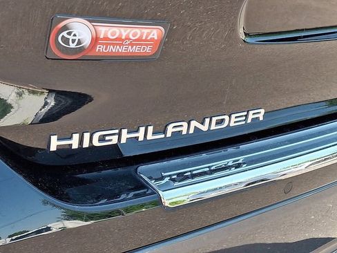 Certified 2021 Toyota Highlander Limited AWD/4WD image 30