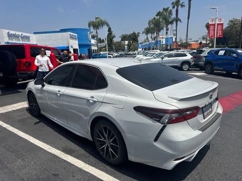 Used 2022 Toyota Camry SE w/ Convenience Package FWD image 3