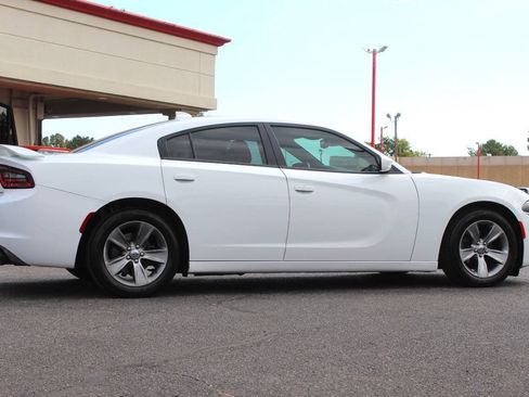 Used 2016 Dodge Charger SXT RWD image 3