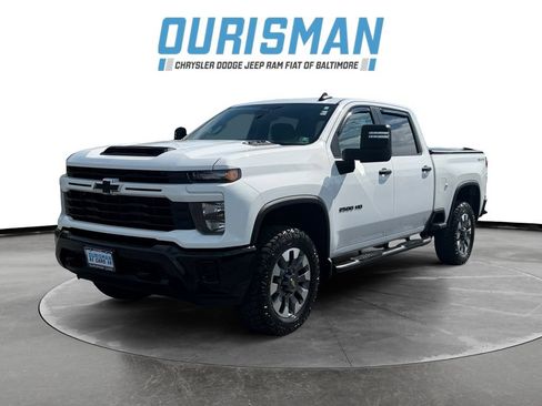 Used 2024 Chevrolet Silverado 2500 Custom w/ Custom Convenience Package AWD/4WD image 2