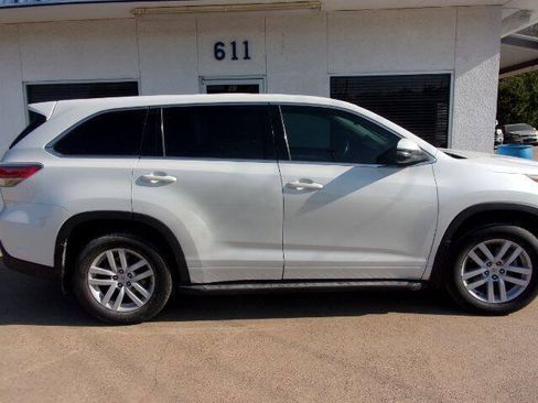 Used 2015 Toyota Highlander LE FWD image 2