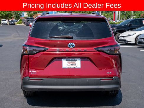 Used 2025 Toyota Sienna XLE FWD image 4