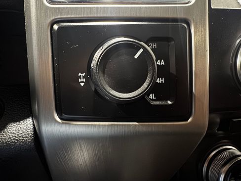 Used 2015 Ford F150 Platinum w/ Equipment Group 701A Luxury image 37