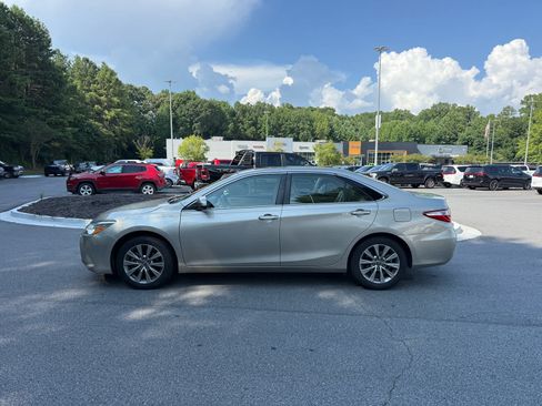 Used 2016 Toyota Camry XLE w/ Moonroof Package FWD image 2