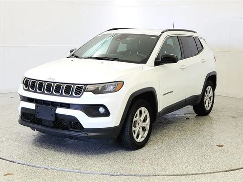 Used 2024 Jeep Compass Latitude AWD/4WD image 3