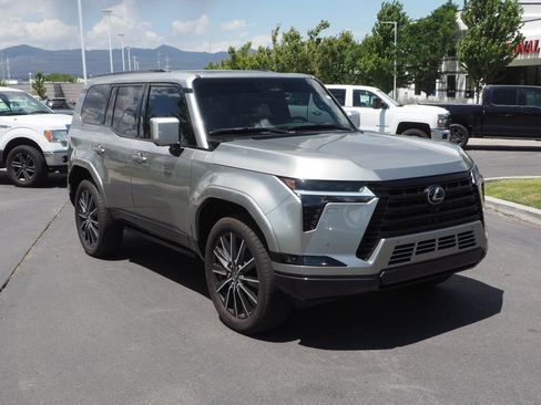 Used 2025 Lexus GX 550 w/ Accessory Package (31) AWD/4WD image 9