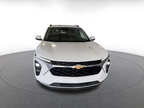 Used 2025 Chevrolet Trax LT FWD image 5