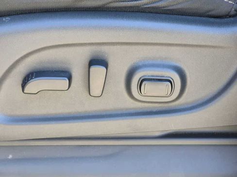 Used 2018 Nissan Titan SV w/ SV Convenience Package AWD/4WD image 23
