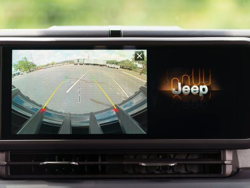 Used 2025 Jeep Wrangler Unlimited Sahara AWD/4WD image 28