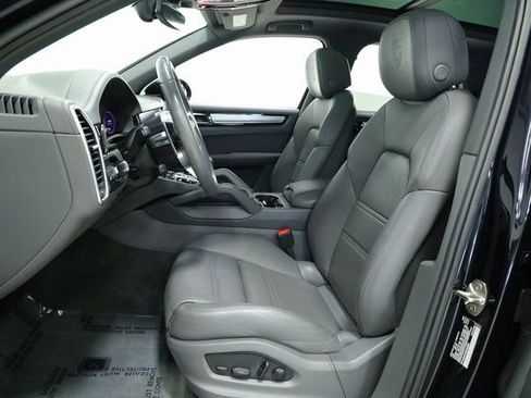 Used 2022 Porsche Cayenne Platinum Edition image 32